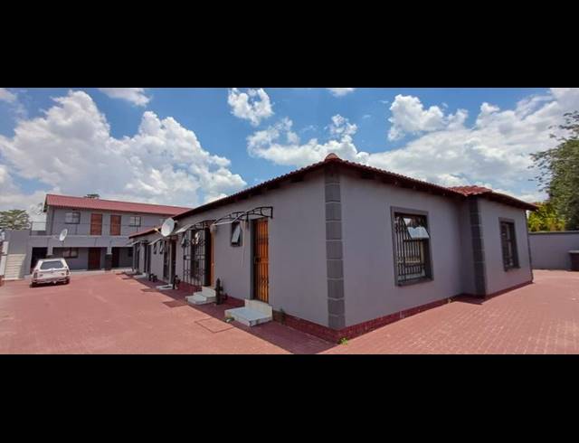 18 BEDROOM HOUSE FOR SALE IN KEMPTON PARK WEST